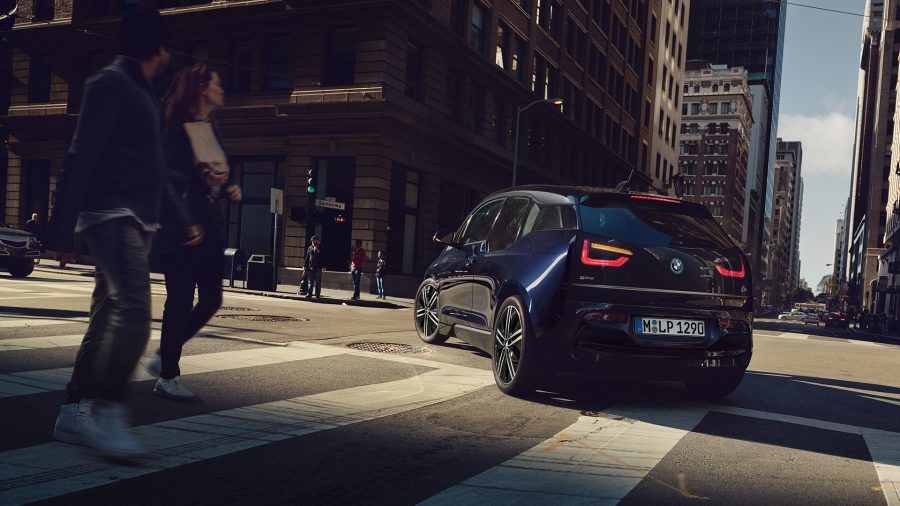 A bateria do novo BMW i3 permite uma autonomia de 335km no ciclo WLTP  (440 km com o opcional extensor de autonomia - REX à combustão) para você explorar novos caminhos dentro da cidade com estilo. Sem deixar de lado o design que lança tendências para oferecer o prazer eletrizante de dirigir.