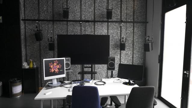 Um som desenvolvido, assim como foram os primeiros, nos estúdios e os laboratórios desprovidos de ruídos da equipe de pesquisa de Percepção e Design Sonoro (PDS) do IRCAM em Paris.