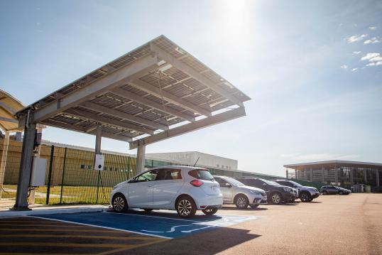 A Renault inaugura no Complexo Industrial Ayrton Senna o projeto Garagem Fotovoltaica, uma iniciativa para permitir a recarga de baterias de veículos elétricos de forma 100% sustentável e limpa. O modelo, desenvolvido em parceria com as empresas ABR Energias, BRAFER, Sistema Fiep e WEG, pode gerar 8,67 MWh/ano, quantidade que permite a recarga de até 167 baterias de diversos veículos elétricos como é o caso do novo Zoe E-Tech. Isso representa a possibilidade de rodar até 60 mil quilômetros ao ano, evitando a emissão de 1 tonelada de CO2 no meio ambiente.