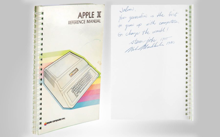 Manual de Apple II assinado por Steve Jobs e Mike Markkula