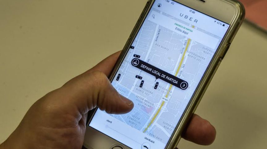 Celular de usuário que navega pelo aplicativo do Uber - Foto: Marcello Casal Jr/Agência Brasil