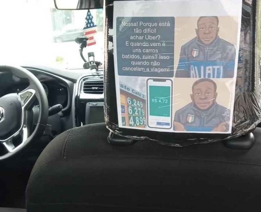 Motoristas começaram a colar imagens na parte traseira do banco do passageiro de seus carros para “explicar” o porquê da demora e dos cancelamentos (foto: Twitter / amaspmotoristas)