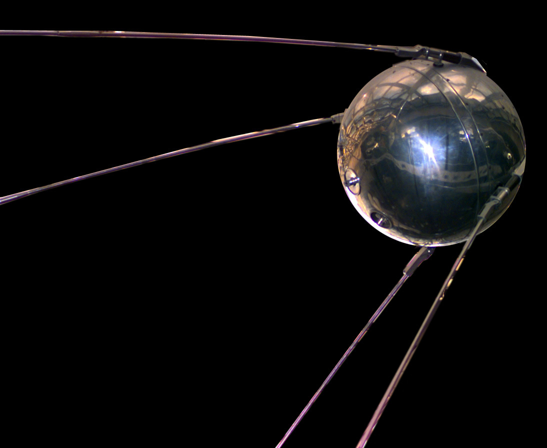 Uma réplica do Sputnik 1, o primeiro satélite artificial, lançado em 1957 pela URSS.