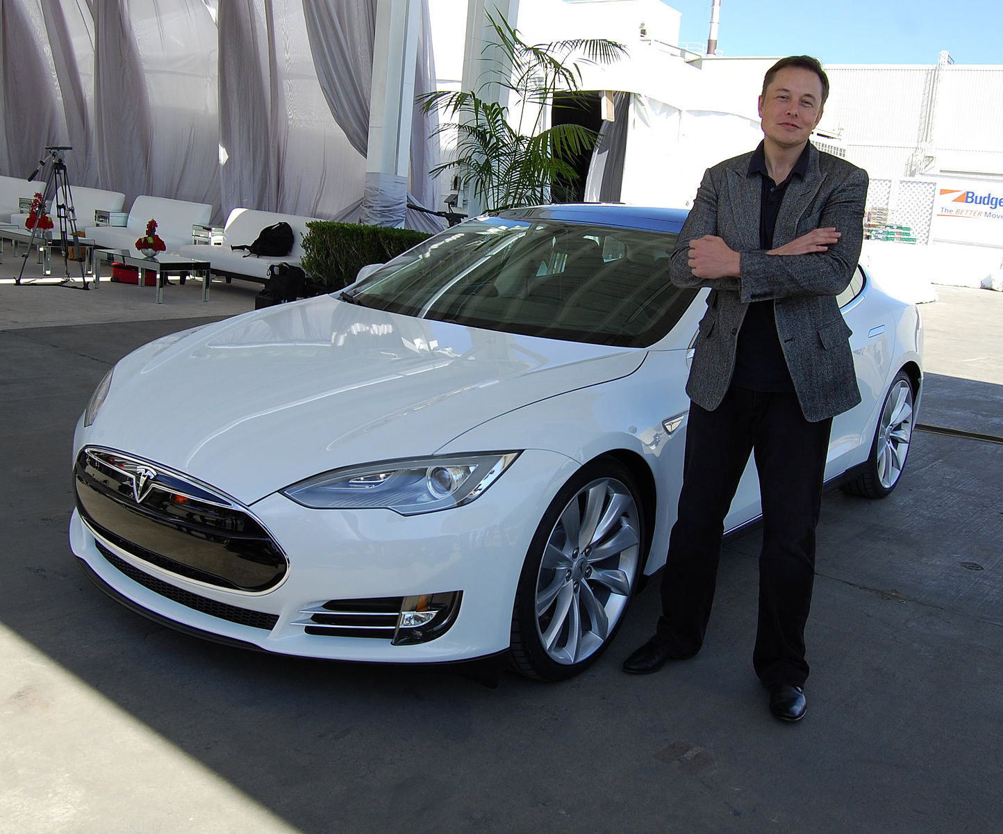 Elon ao lado do Tesla Model S em 2011 (Foto: Maurizio Pesce / Wikimedia)