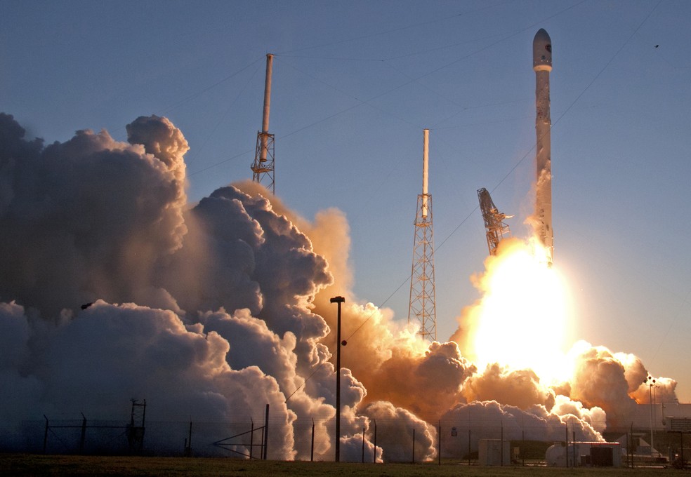 Em 2015, a NASA lançou o foguete da SpaceX para colocar em órbita um satélite de observação climática, conhecido como Deep Space Climate Observatory (DSCOVR). Desde então, conforme cálculos matemáticos, o segundo pedaço do foguete, também chamados de impulsionador, flutua pelo espaço em órbita caótica. Contudo, novas informações do astrônomo Bill Gray indicam que esse fragmento da SpaceX cairá na Lua no mês de março.