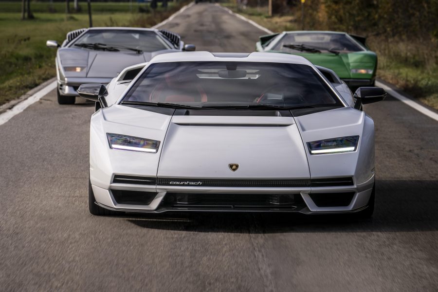 Countach LPI 800-4 pela primeira vez na estrada