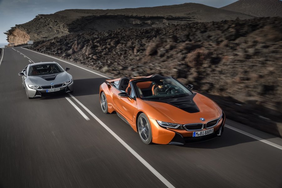 BMW i8 Roadster e Coupe, esportivos elétricos. Os preços sugeridos são de R$ 699.950,00 (Roadster) e R$ 649.950,00 (Coupé).