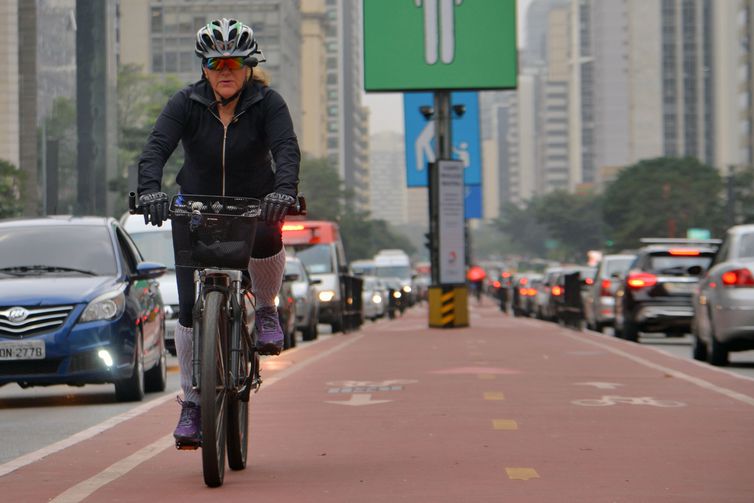 Ciclovia da Avenida Paulista permite que o ciclista percorra vias exclusivas da Zona Oeste até a Zona Sul de São Paulo (Rovena Rosa/Agência Brasil)