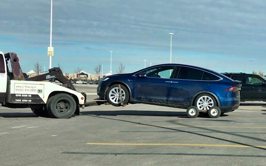 A forma correta de se rebocar um carro elétrico é com as rodas suspensas