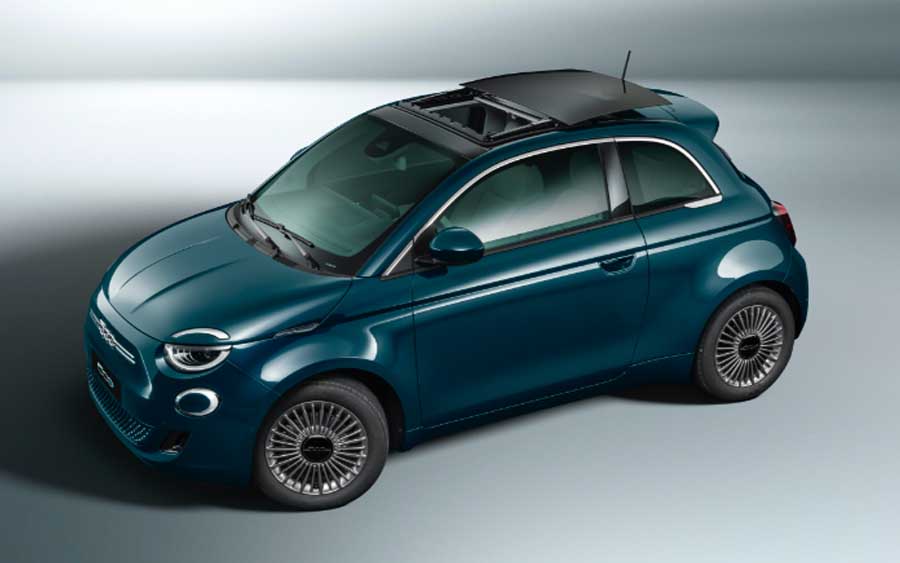 Um autêntico 500, mas totalmente novo. O Fiat 500e está 61 cm mais longo e 56 cm mais largo, ou seja, mais robusto por fora e com mais espaço para os passageiros. Sem contar a sofisticação presente em todos os detalhes, como elementos cromados e novos badges.