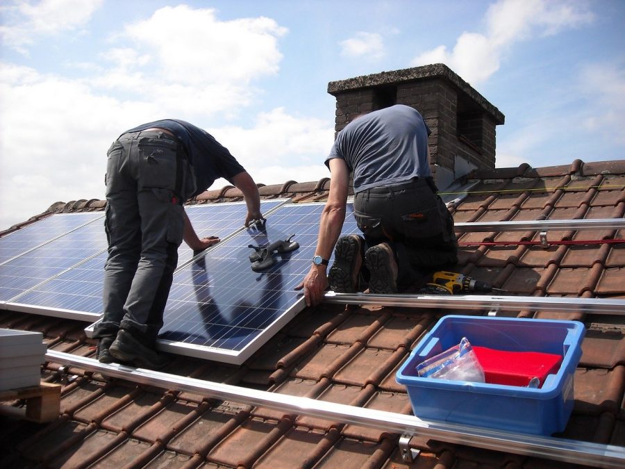 A geração de energia solar é altamente recomendada devido ao seu grande número de vantagens, incluindo a possibilidade de economizar até 95% nas contas de luz. Além disso, essa forma de produção de energia oferece proteção contra a inflação energética por mais de 25 anos.