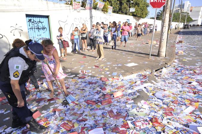 Fazer boca de urna, promover comício ou carreata, usar alto falantes e amplificadores de som são considerados crimes no dia das eleições. Também é vedado ao candidato ou partido reproduzir novos conteúdos de divulgação na internet ou impulsioná-los.  O eleitor que desejar se manifestar, tem que fazer de forma individual e silenciosa, podendo usar uma bandeira, sem o mastro, ou adesivos e broches (Foto: Geraldo Magela/Agência Senado)