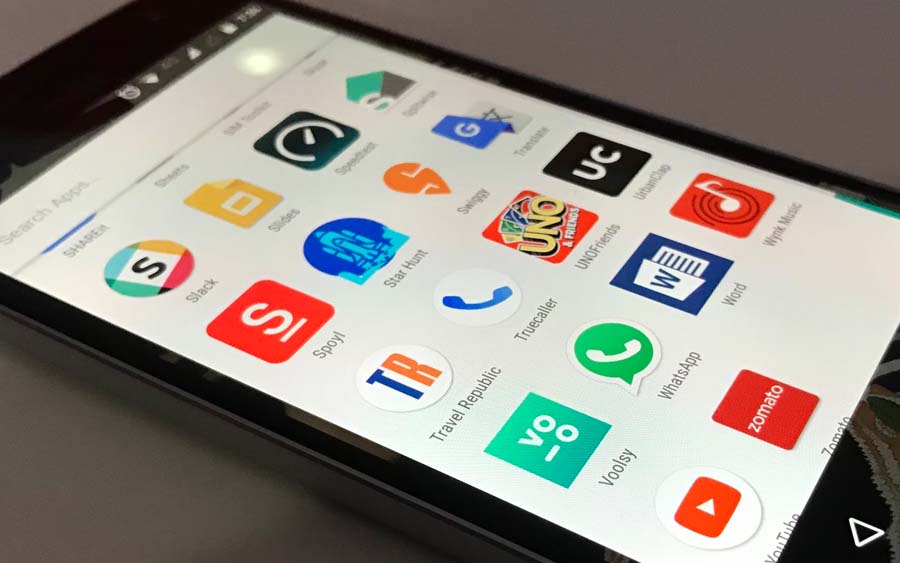 As aplicações do Google Play estão disponíveis de graça ou a um custo. O conteúdo pode ser baixado diretamente de um dispositivo com o sistema Android ou em um computador pessoal através do site do Google Play.