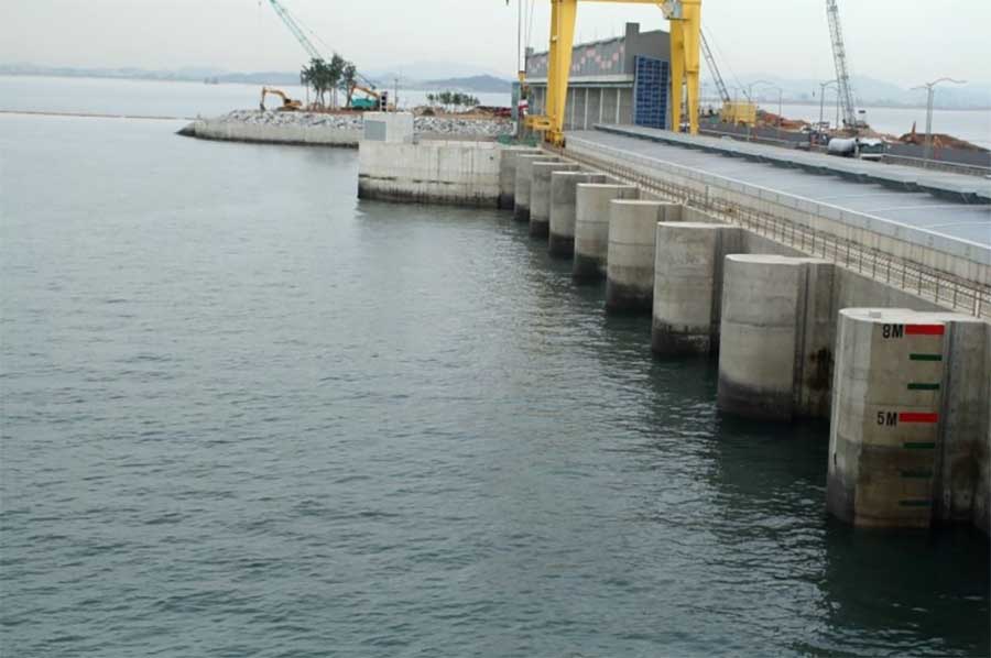 Sihwa Lake Tidal Power Station, localizada na província de Gyeonggi, Coreia do Sul, é a maior instalação de energia das marés do mundo, com uma capacidade total de produção de energia de 254 MW.