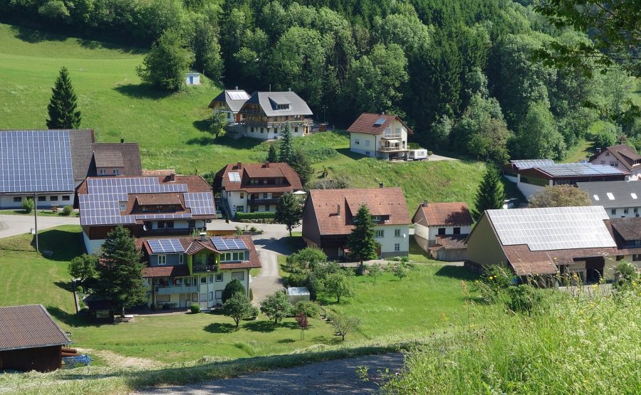 Além da economia financeira, a energia solar também oferece vantagens ecológicas. Ao utilizar a energia do sol em vez de fontes de energia não renováveis, como petróleo ou gás, é possível reduzir as emissões de gases poluentes e ajudar a preservar o meio ambiente.
