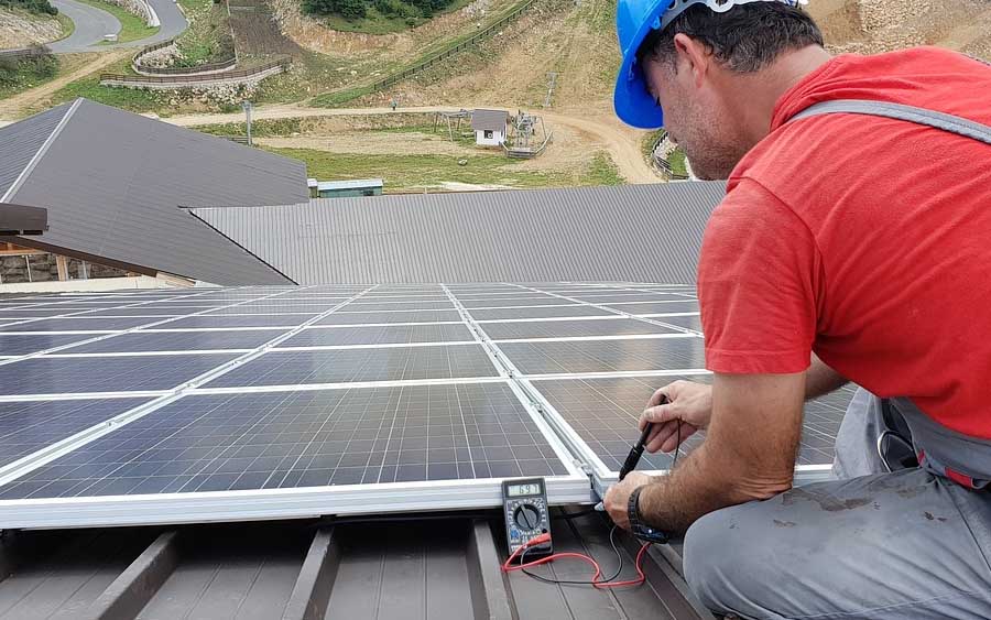 A energia solar fotovoltaica é gerada pela conversão direta da luz solar em eletricidade através do efeito fotovoltaico. O elemento-chave desse processo é a célula fotovoltaica, que é produzida a partir de um material semicondutor.