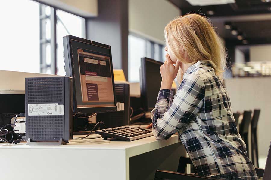 Quando você utiliza um navegador, como o Chrome, ele armazena algumas informações dos sites que você visita em seu cache e cookies. Limpar esses dados pode resolver certos erros, como problemas de carregamento ou formatação em sites.