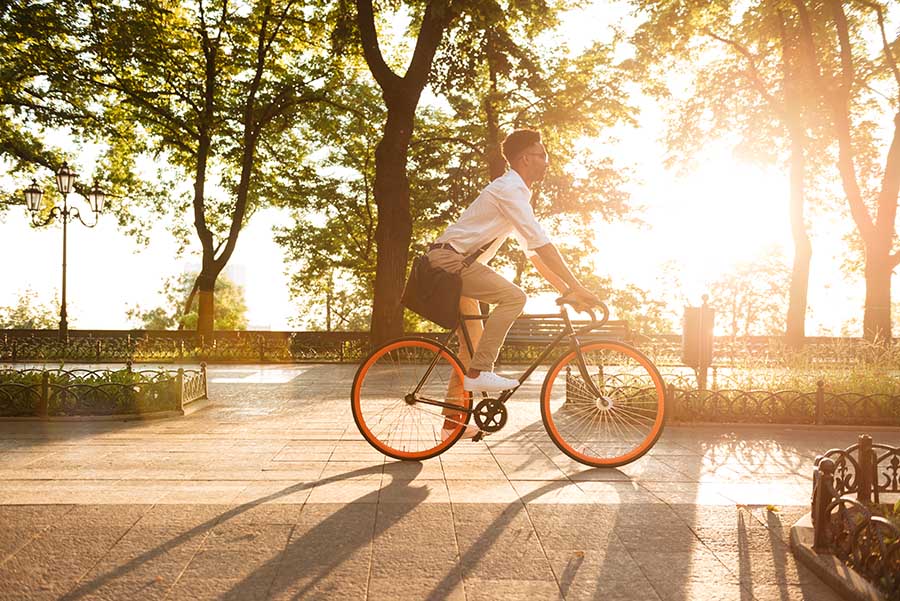 Mantenha uma postura adequada durante a pedalada para evitar dores nas costas.