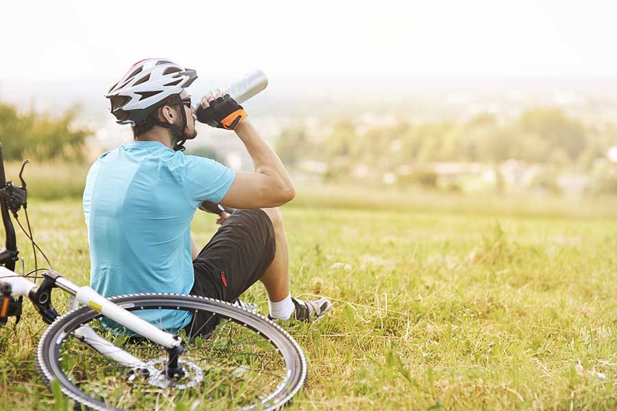 Leve água e lanches para se manter hidratado e energizado durante a pedalada.