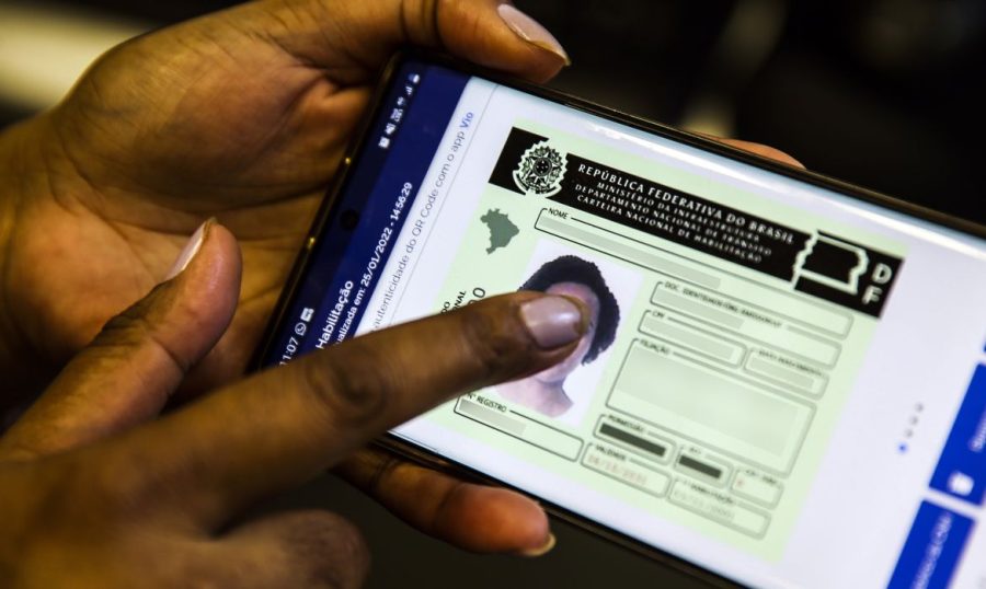 Segurança: A CNH Digital possui um QR Code que evita fraudes e falsificações, pois a autenticidade pode ser facilmente verificada pelo aplicativo (Marcello Casal Jr / Agência Brasil)