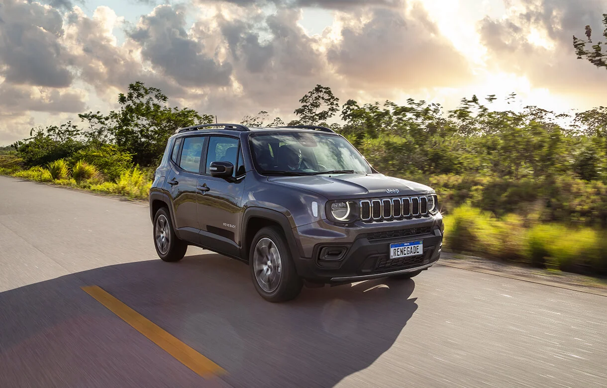 O desempenho é uma consideração chave ao escolher um SUV. O Jeep Renegade supera o Chevrolet Tracker com maior velocidade máxima e aceleração.