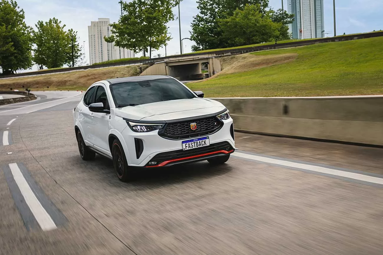 Com um motor Turbo 270 e direção ágil, o Fastback Abarth promete uma experiência de condução emocionante.