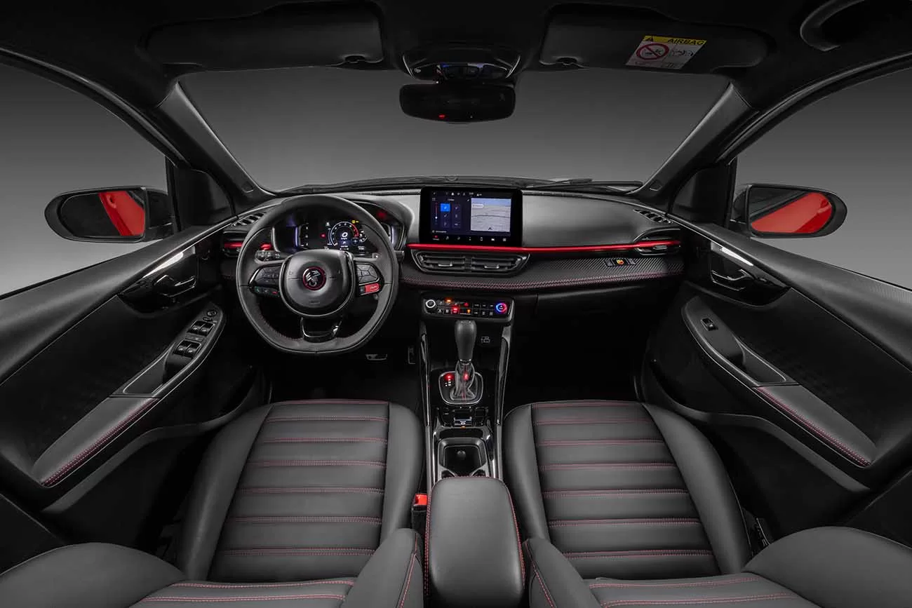 O interior do Fastback Abarth oferece conforto premium, com bancos de couro ecológico e detalhes em vermelho, criando uma atmosfera luxuosa e esportiva.