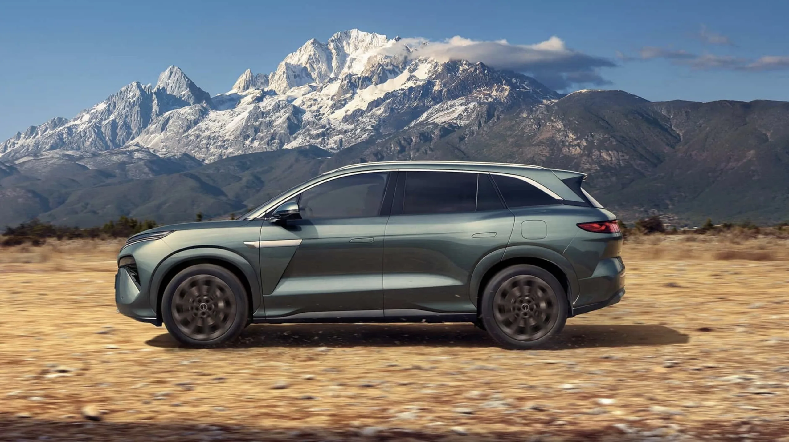 As dimensões generosas garantem sete lugares utilizáveis, reforçando o apelo familiar num cenário onde cada centímetro conta para rotinas cheias e viagens longas.