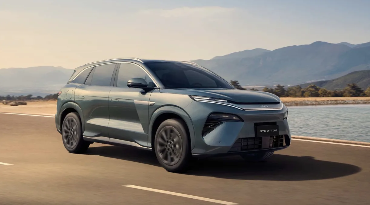 BYD Atto 8 chega forte em 2026 com autonomia alta e foco real no uso brasileiro