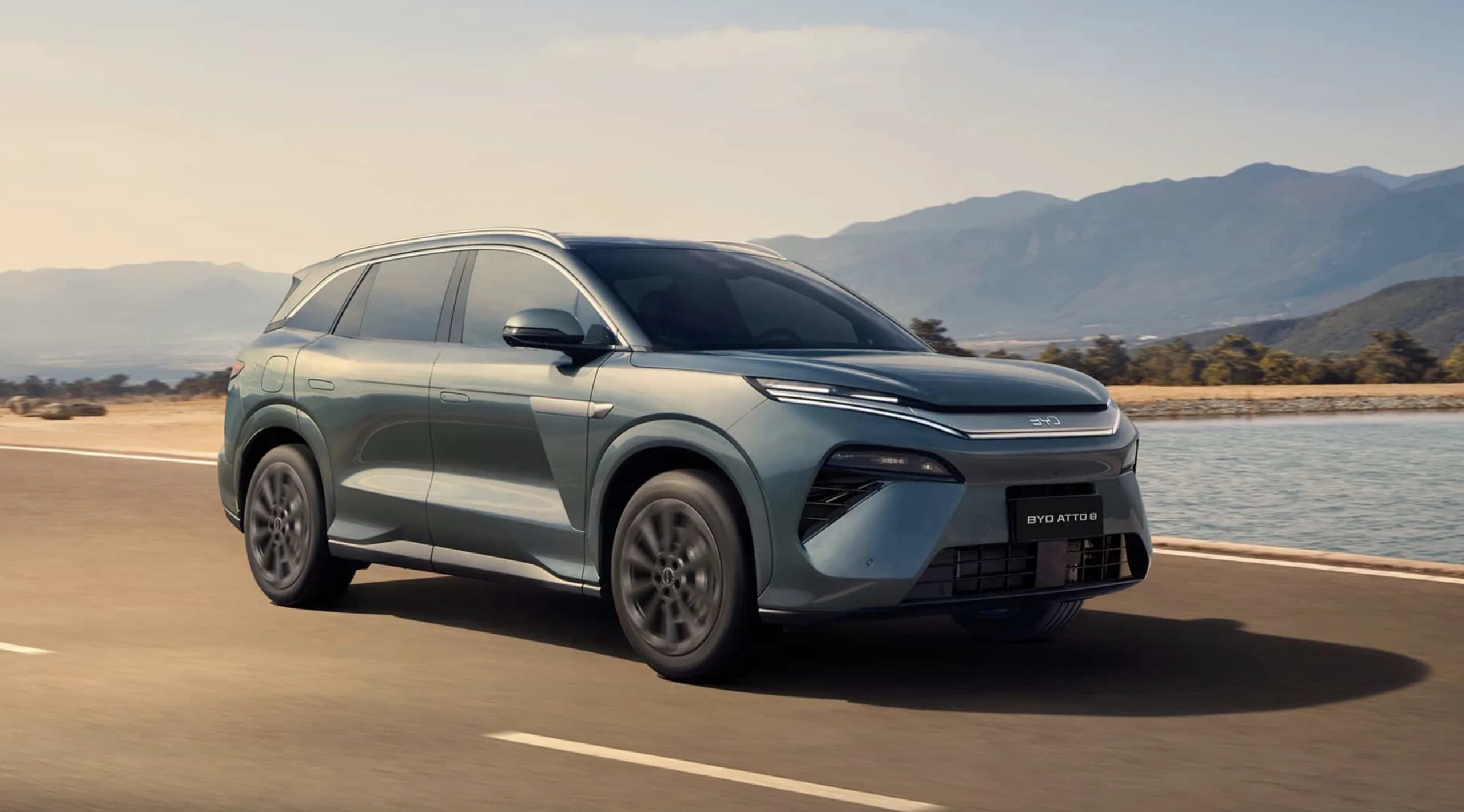 O Atto 8 entra em cena como SUV grande que tenta unir espaço real, eficiência elétrica e desempenho agressivo, mirando quem precisa de um único carro para tudo.