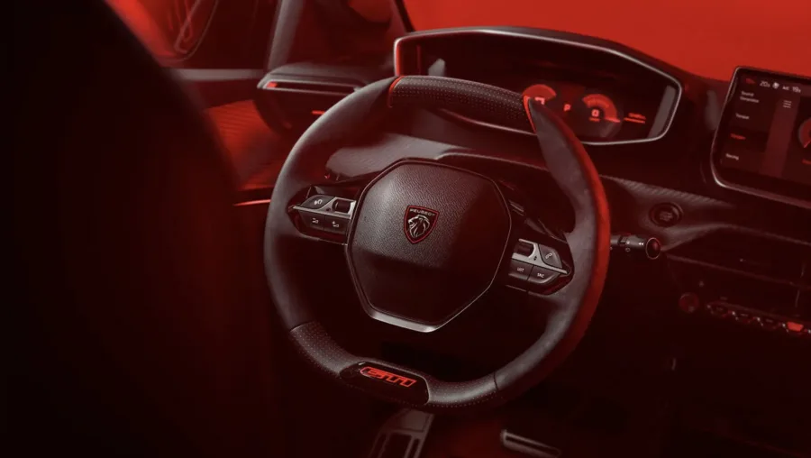 Peugeot E-208 GTi elétrico estreia no Brasil com visual esportivo e tecnologia de alta performance no Salão do Automóvel 2025 de São Paulo