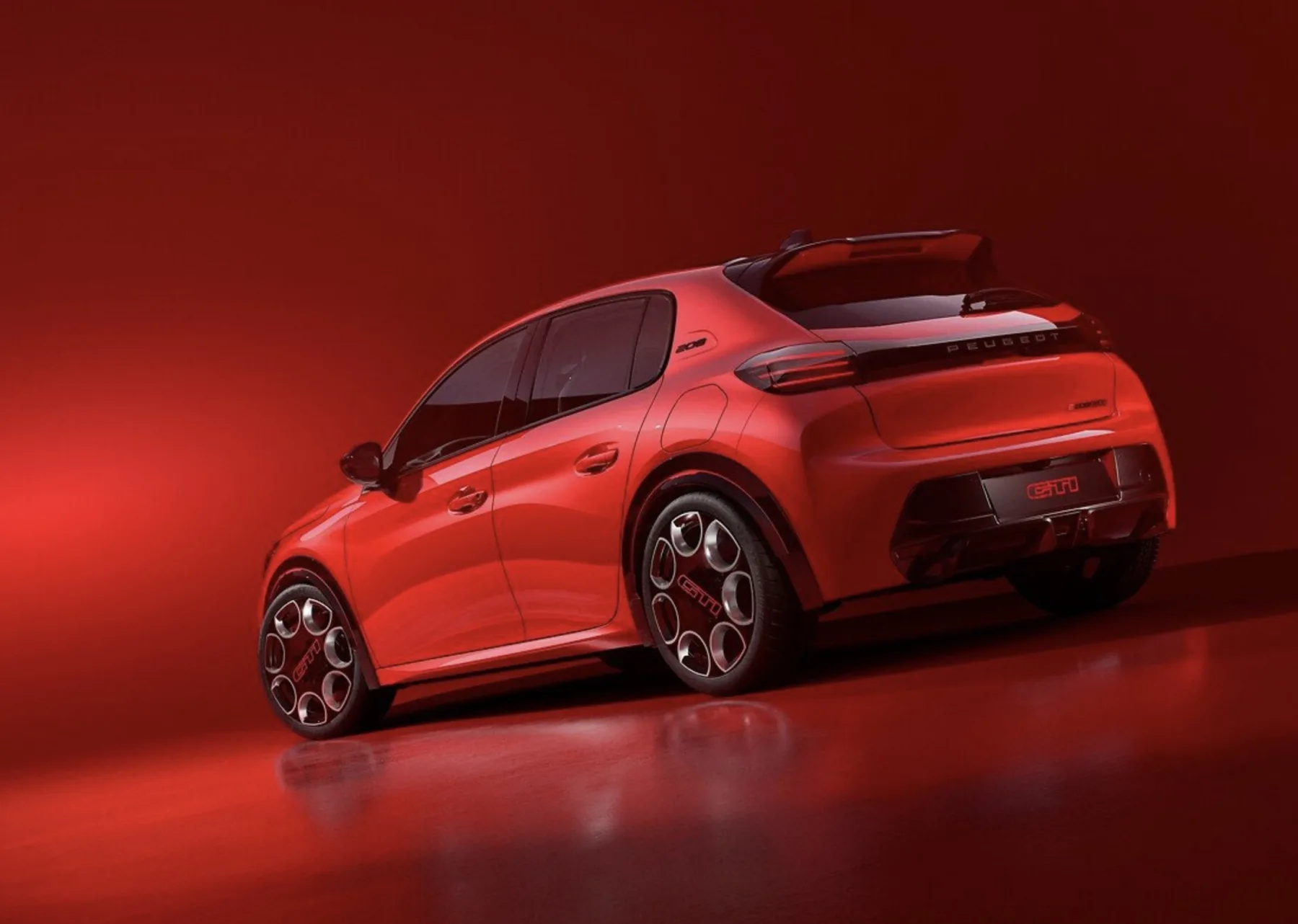 O E-208 GTi chega ao Brasil como vitrine elétrica da Peugeot, reunindo desempenho forte, estilo esportivo e conexão com a linhagem clássica dos antigos GTi que marcaram época.