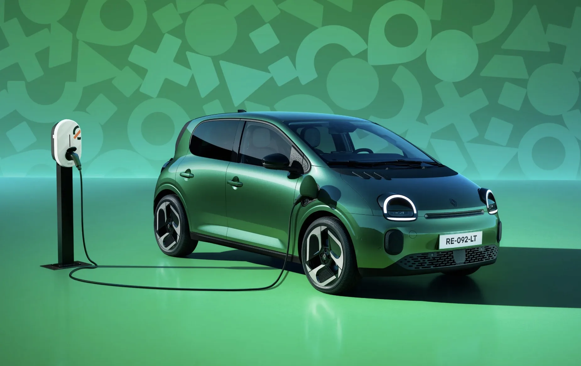 O Renault Twingo E-Tech chega como um ícone reinventado. Compacto, leve e 100% elétrico, o hatch francês resgata a alma divertida dos anos 90 em um formato urbano moderno e eficiente.